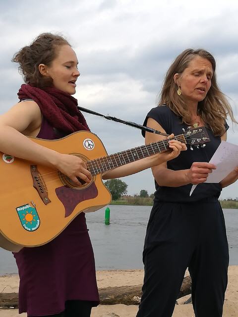 Sängerinnen an der Elbe